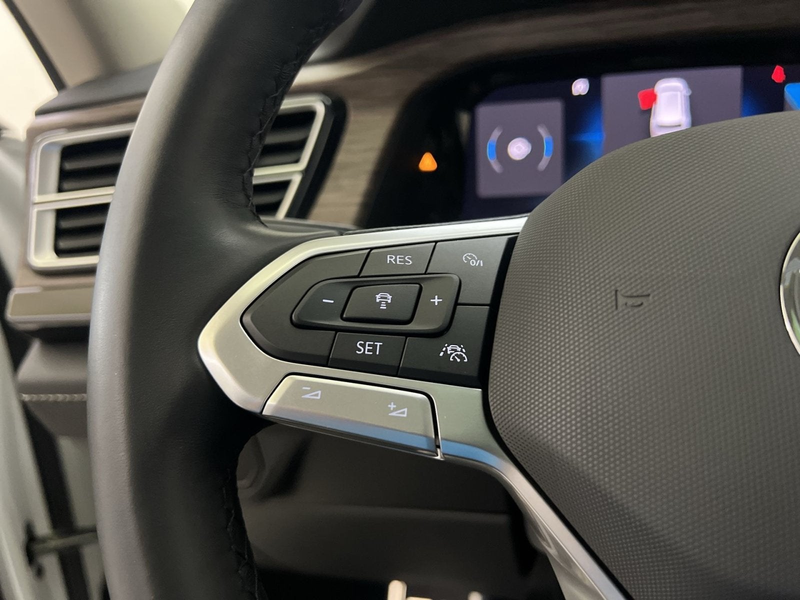 2025 Volkswagen Atlas 2.0T SEL Premium R-Line