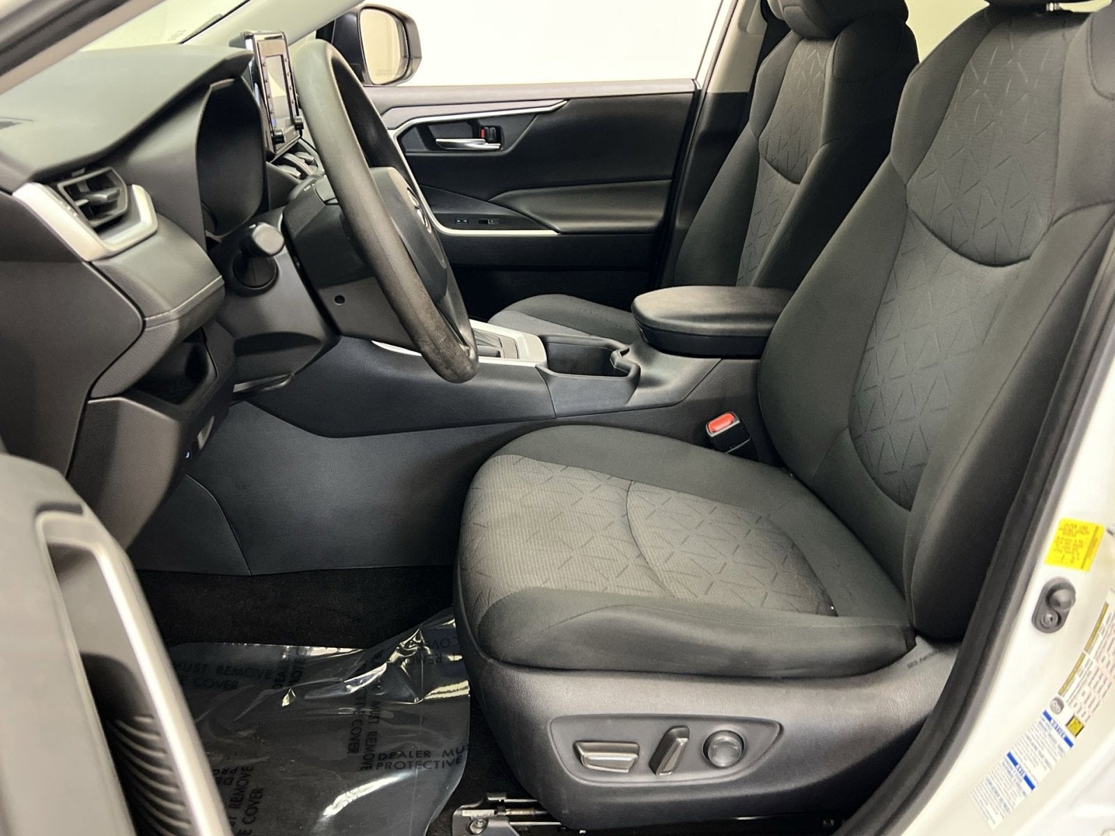 2022 Toyota RAV4 XLE - Photo 11