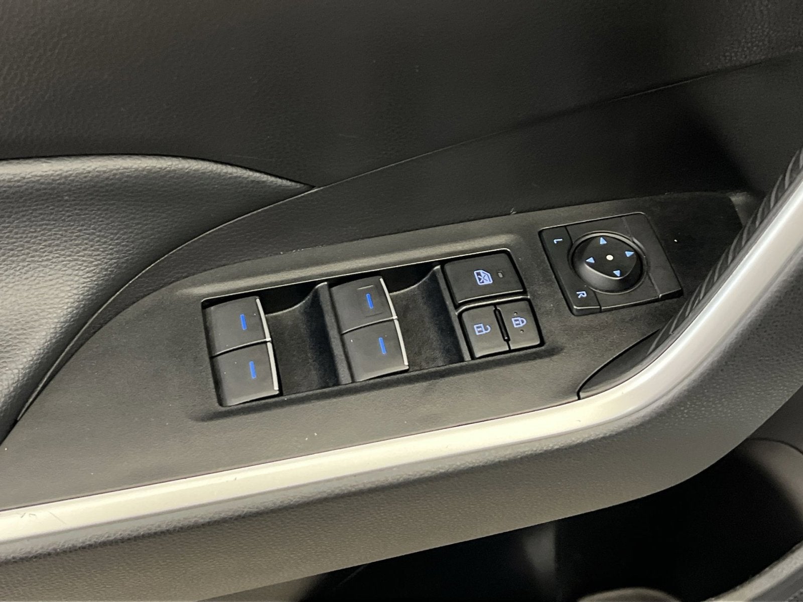 2022 Toyota RAV4 XLE - Photo 13