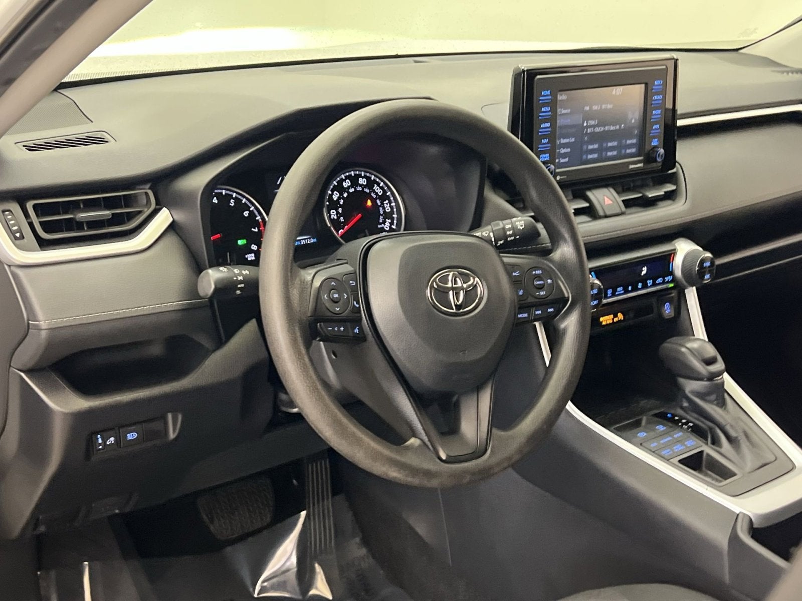 2022 Toyota RAV4 XLE - Photo 14