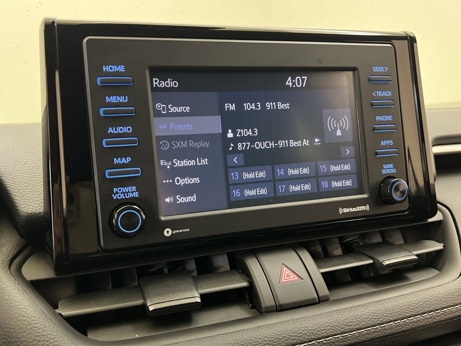 2022 Toyota RAV4 XLE - Photo 16