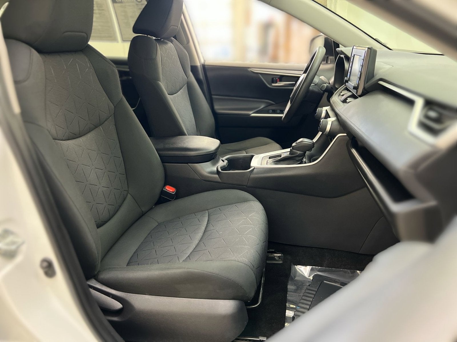 2022 Toyota RAV4 XLE - Photo 25