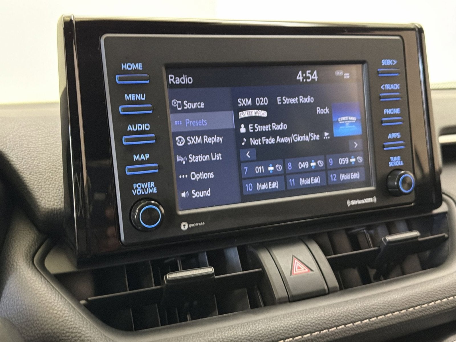 2022 Toyota RAV4 XLE - Photo 19