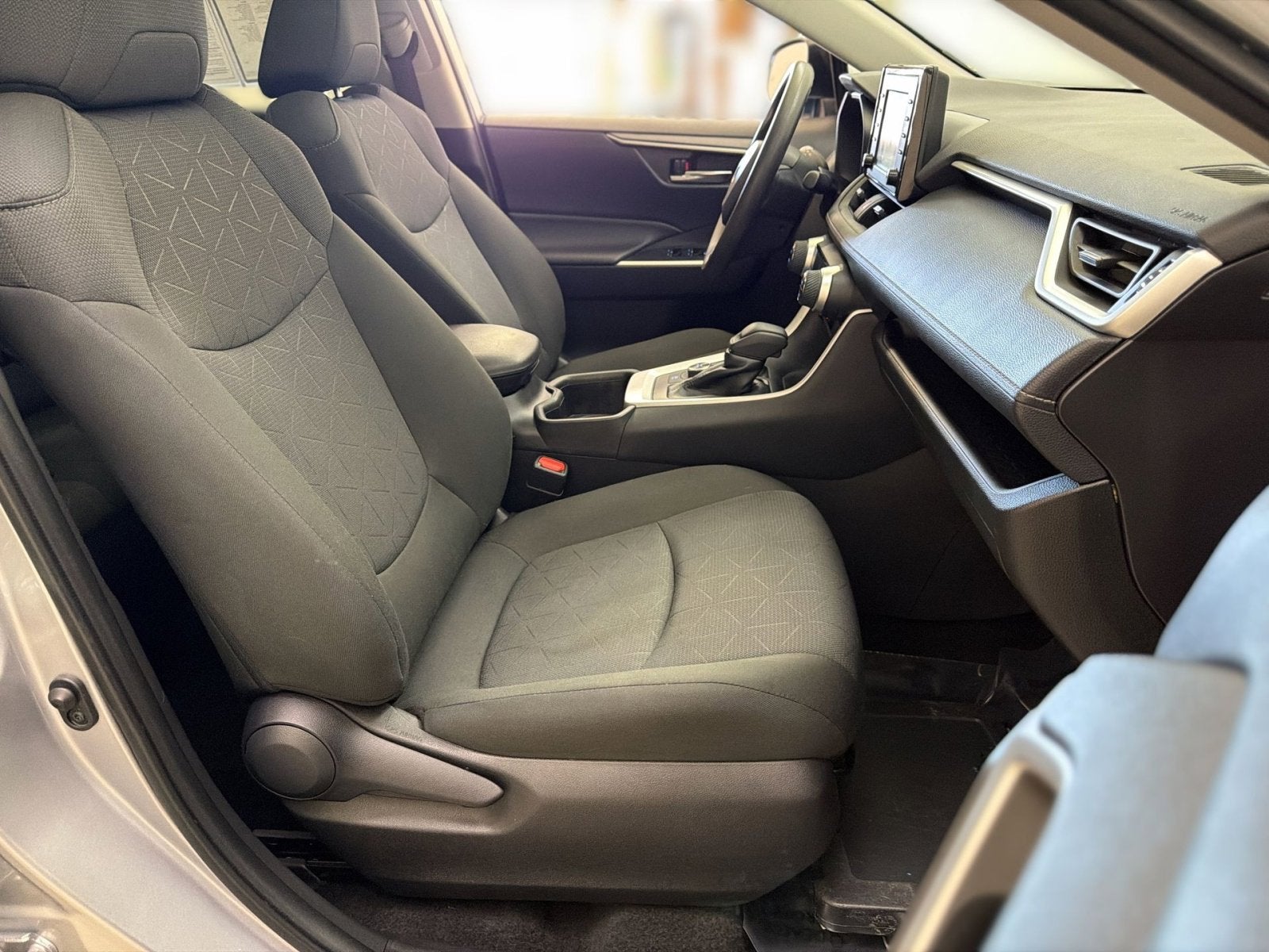 2022 Toyota RAV4 XLE - Photo 28