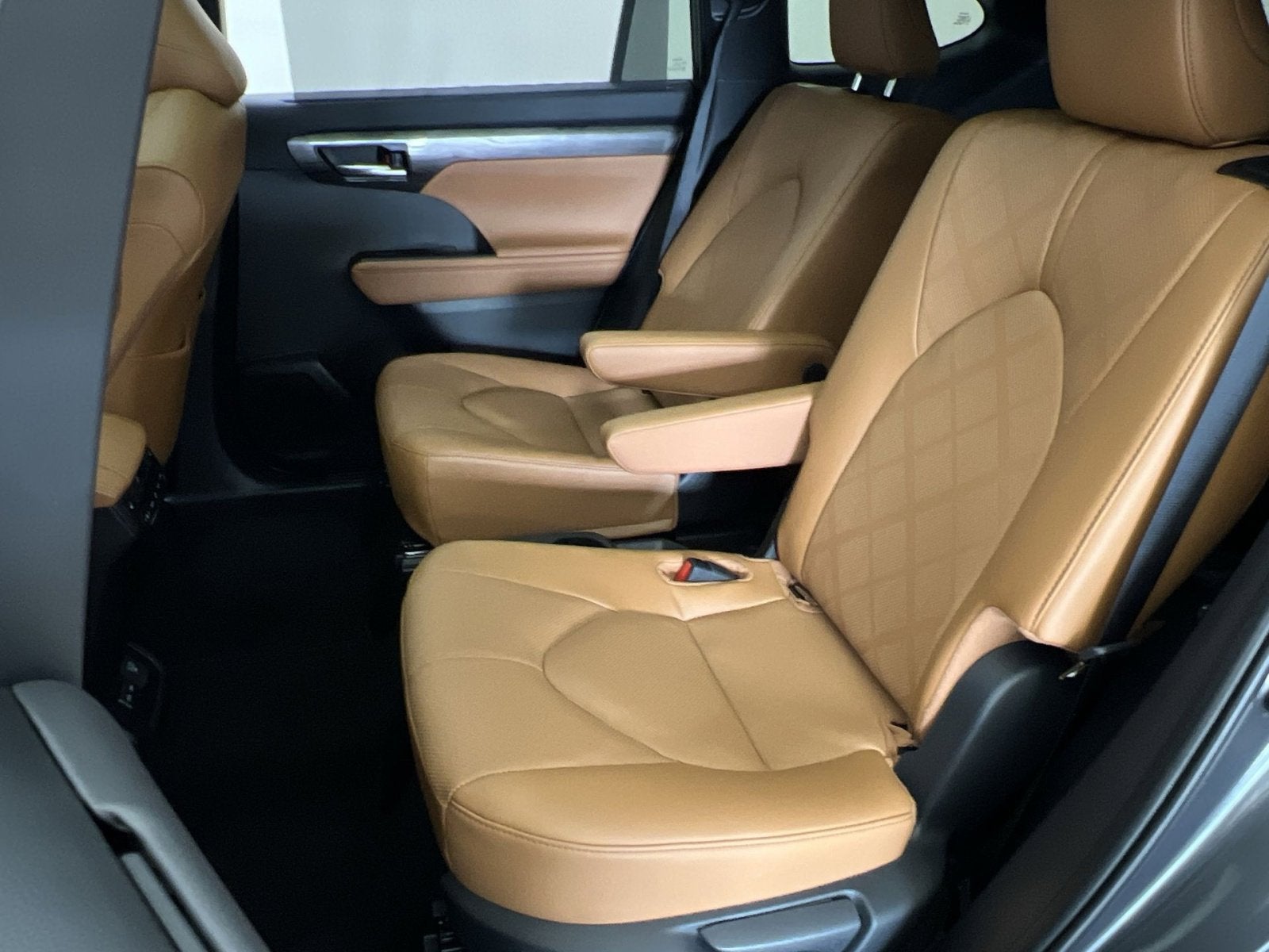 2025 Toyota Highlander Hybrid Platinum