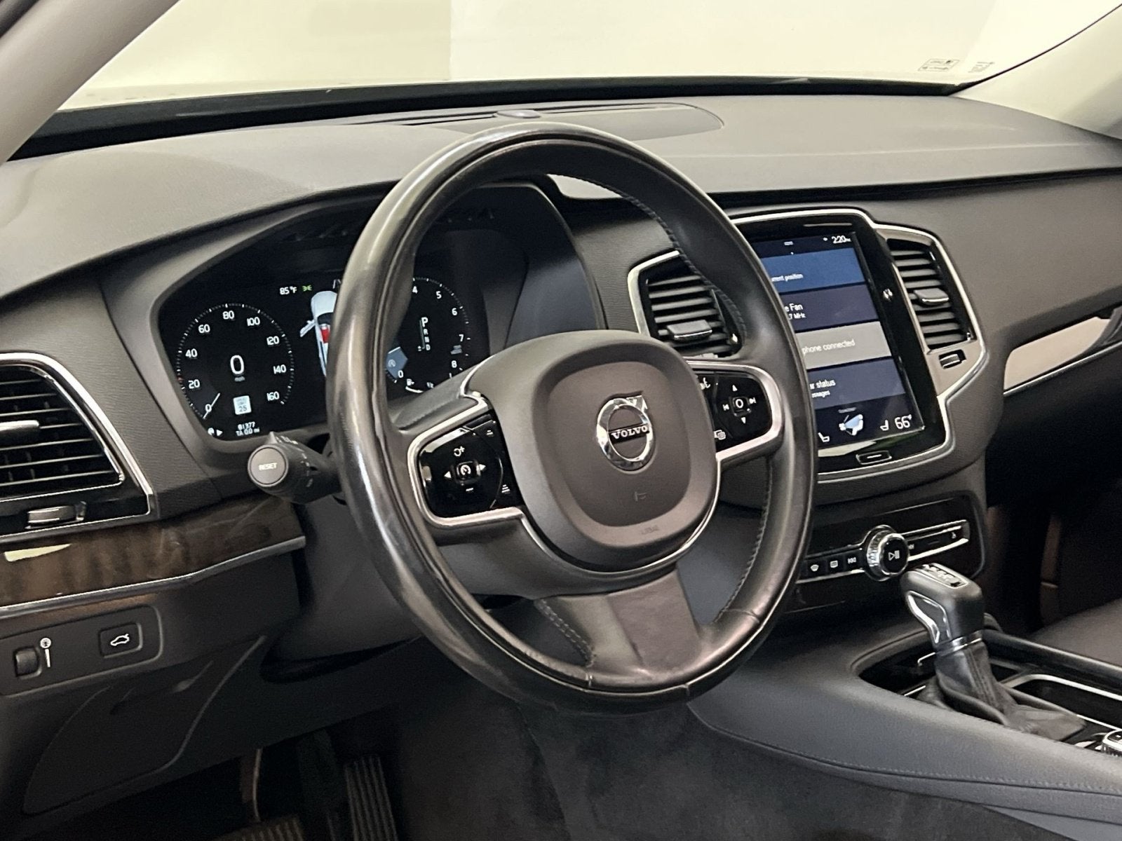 2017 Volvo XC90 T6 Momentum