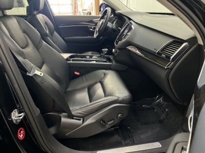 2017 Volvo XC90 T6 Momentum