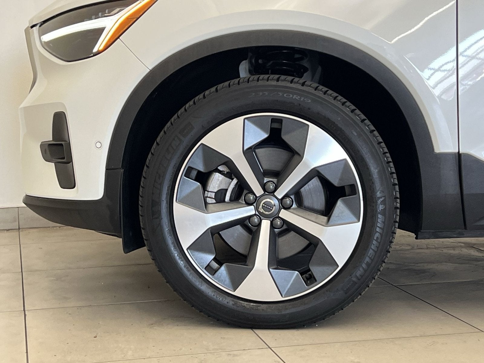 2023 Volvo XC40 B5 Plus Bright Theme